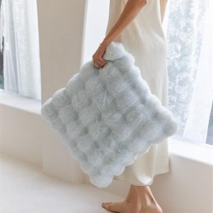 Coussin cocooning imitation fourrure