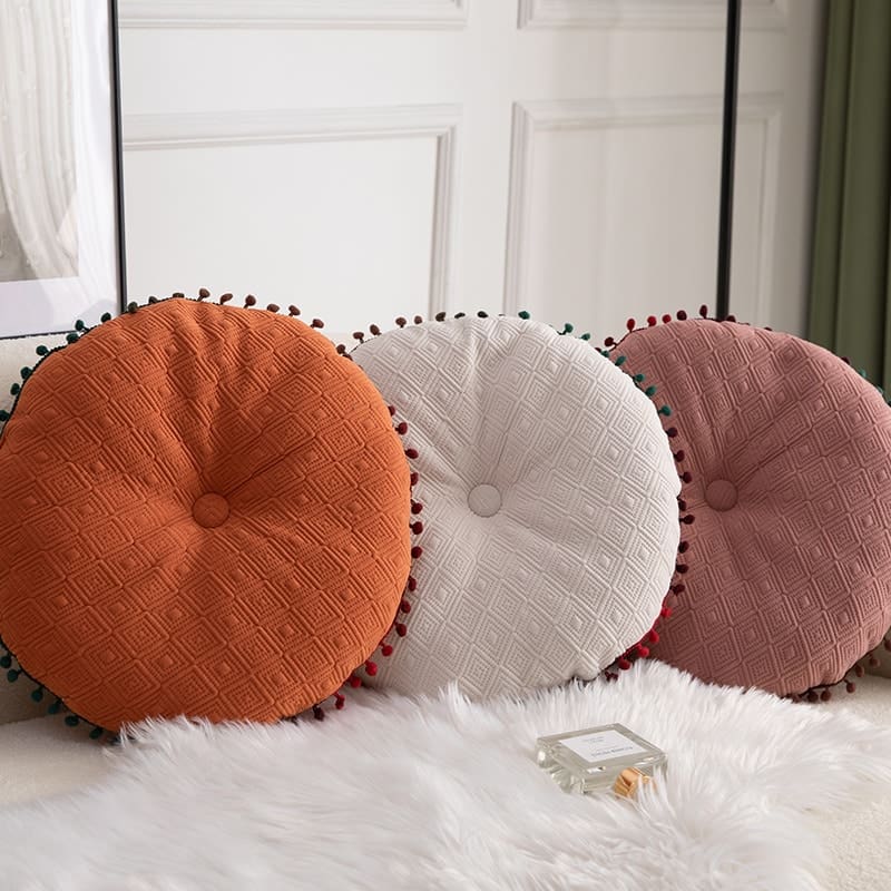 Coussin cocooning rond à pompons – Image 4
