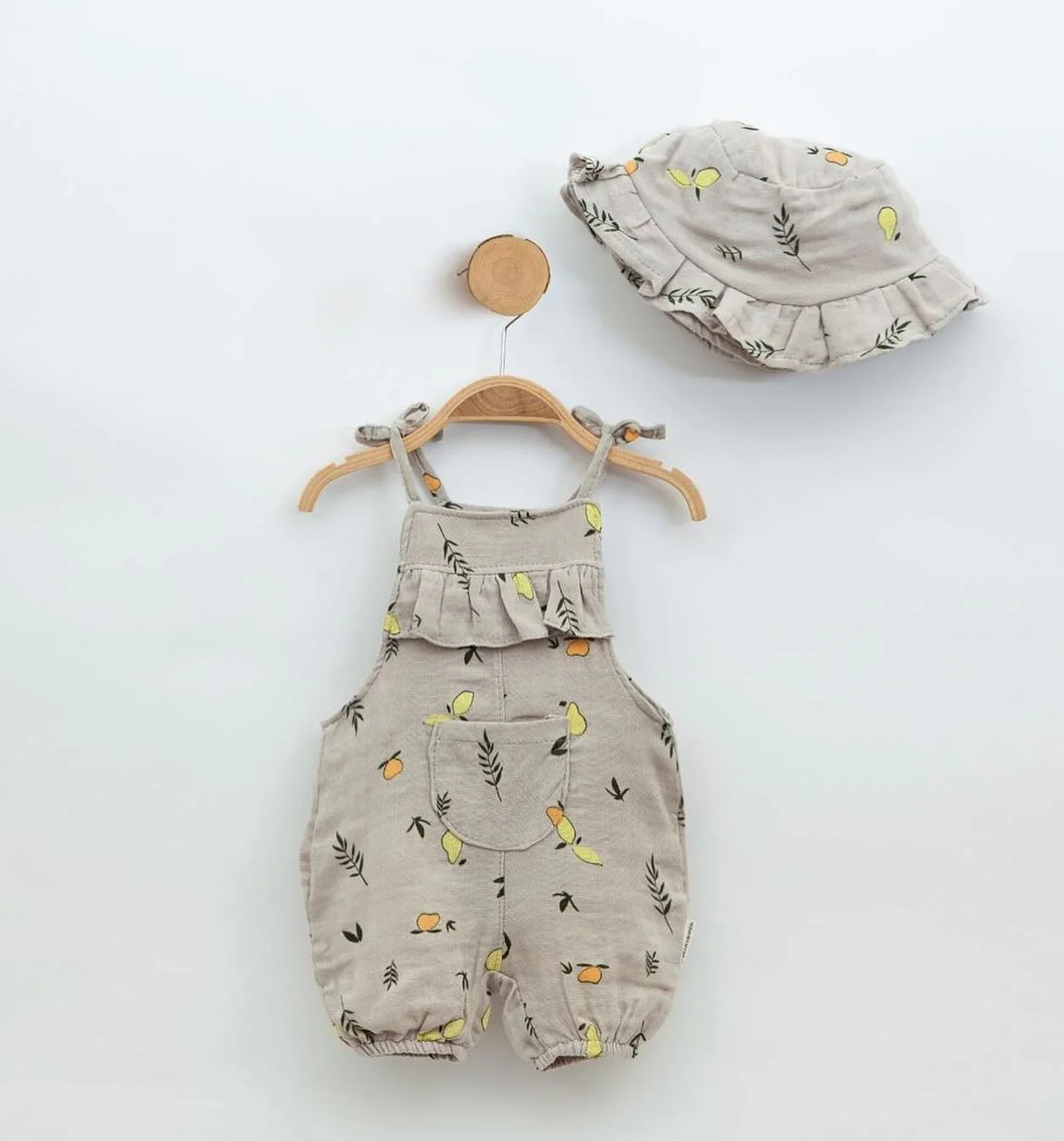 Ensemble salopette bébé à motif fruits en mousseline avec chapeau – Image 3