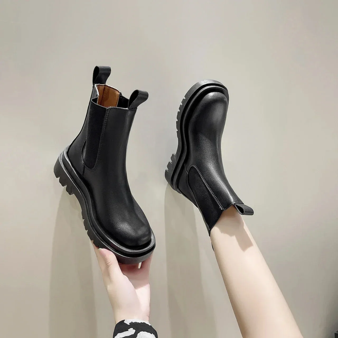 Bottes Femme Luxueuses et Modernes avec Semelle Épaisse – Look Puissant et Tendance – Image 3