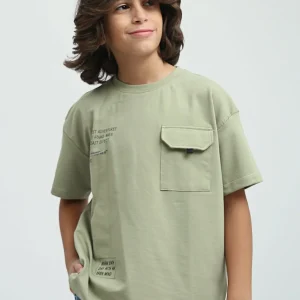 T-shirt pour enfant avec texte imprimé et poche pratique au design moderne - TSH24SPRS32639TB1