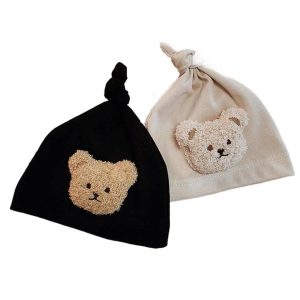 Bonnet en coton avec un ours en peluche pour bébé