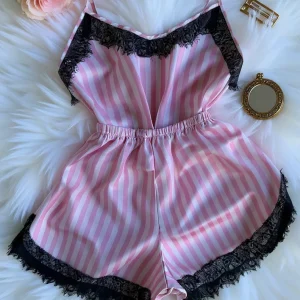 Ensemble de nuit satin rayé avec dentelle élégante