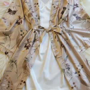 Ensemble nuisette satin femme avec kimono floral et dentelle
