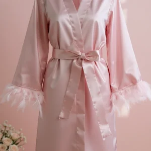 Peignoir satin rose poudré avec bordure plumes