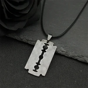 Collier avec lame de rasoir