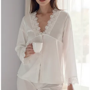 Ensemble pyjama satin raffiné avec détails en dentelle